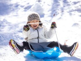 【子供とお出かけ雑学】初めての雪遊びデビュー何歳から？　おすすめスポットと事前準備まとめ！