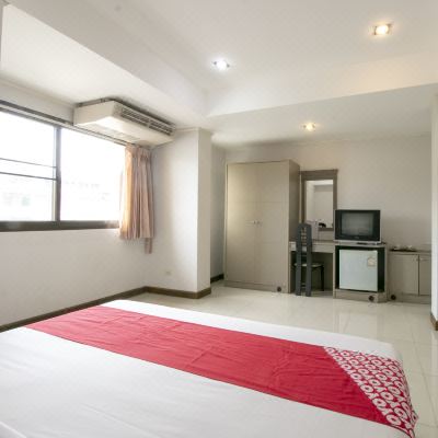 Deluxe Double Room OYO 75385 Hotel Win Long Promo Code