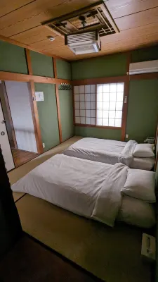 KIX House Waraku III: 5BR Roomshare/Vacation Home Near Kansai Airport โรงแรมในทะจิริ