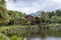 Small overseas Chinese coconut forest secret tent camp Hotels in Wanning