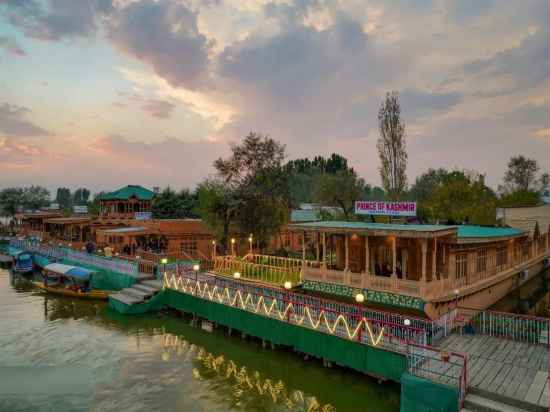 Prince of Kashmir Luxury Houseboat Hotel Exterior