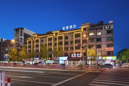 Yajun Hotel (Yiwu International Trade City)