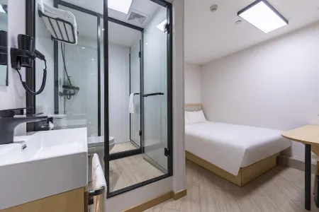 Haiyou Hotel (Shanghai Bund Nanjing Road Pedestrian Street)