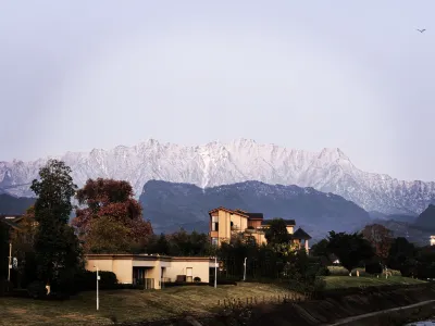 青城山春山外湯屋ホテル 潅県古城周辺のホテル