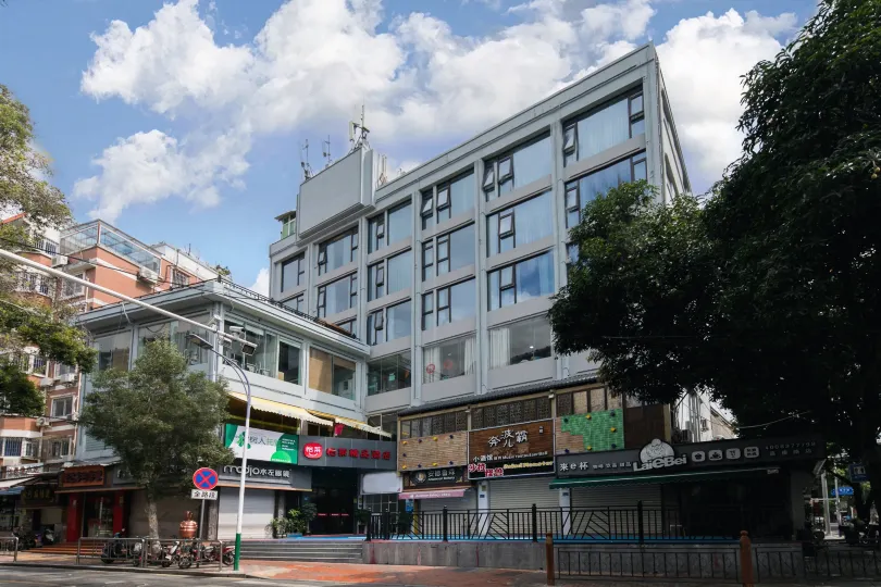 Elan Hotel (Xiamen Jimei School Village Metro Station)