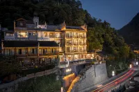 Fenghuang Best River View Hotel Отели рядом с достопримечательностью «Батальон Ала»