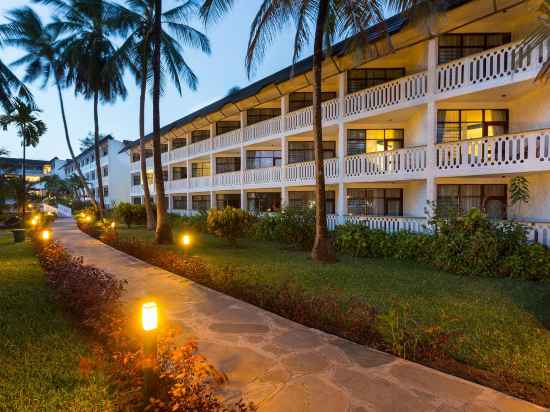 Traveller's Beach Hotel & Club Hotel Exterior