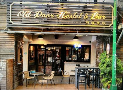 Old Door Hostel & Bar