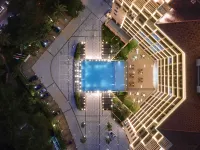 Golden Phoenix Sea View Hotel Отели рядом с достопримечательностью «Любовник моста»