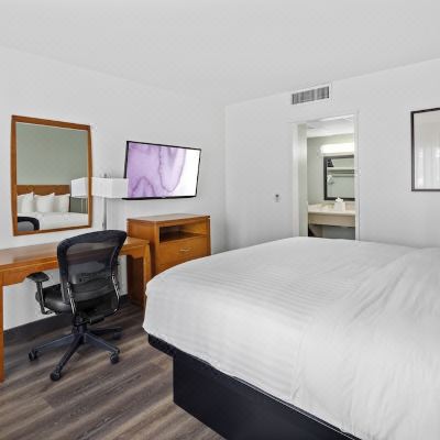 Standard Queen Room-Accessible Vagabond Inn Glendale Promo Code