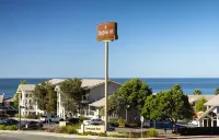 Spyglass Inn Hotels near Pirates Cove Beach