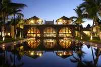 Outrigger Mauritius Beach Resort Отели рядом с достопримечательностью «Blue Bay»