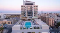 Radisson Blu Hotel Larnaca Отели рядом с достопримечательностью «Emira Pottery»