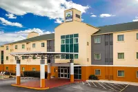 Days Inn & Suites by Wyndham Augusta Near Fort Eisenhower Hotels in Grovetown