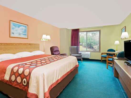 Super 8 by Wyndham Sturgeon Bay Rooms