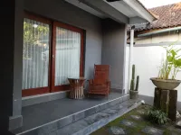 Nide Homestay Hotels near Warung Pojok