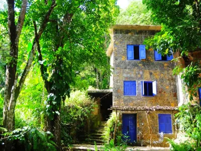 Boulder Garden Hotels near Hatangala Temple