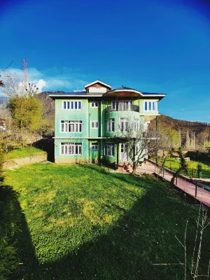 Calm Holiday Inn Hotels near Dachigam National Park