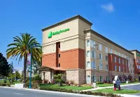 Holiday Inn & Suites Oakland - Airport Hotels in Oakland