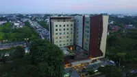 Hotel Ayola Lippo Cikarang Отели рядом с достопримечательностью «Taman Ismail Marzuki»