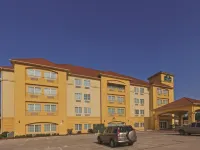 La Quinta Inn & Suites by Wyndham Houston - Magnolia Hotels near George Bush Intercontinental Airport