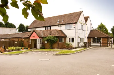 Premier Inn Farnborough West (Southwood) Hotel berhampiran St Michael's Abbey