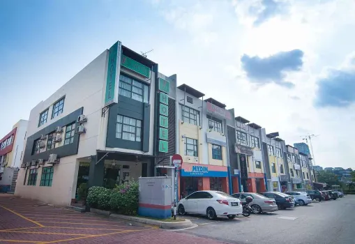 Putra One Avenue Hotel Hotels near MAEPS Serdang