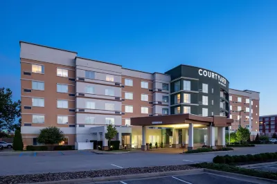 Courtyard Charleston Downtown/Civic Center Hotels near Walmart Supercenter