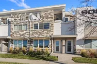 Mountain View Home with King Beds and Rooftop Deck