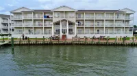 Hampton Inn & Suites Chincoteague-Waterfront Hotels near Flying Fish Gallery