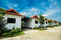 Nangrong Garden Home Hoteles en Chaloem Phra Kiat