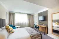 Holiday Inn High Wycombe M40, Jct. 4 Hotel dekat Farnborough Airport