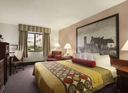 Super 8 by Wyndham Milwaukee Airport