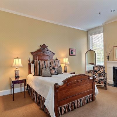 Luxury Queen Room The Presidents' Quarters Inn Promo Code