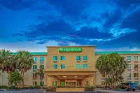 La Quinta Inn & Suites by Wyndham Miami Cutler Bay Hotels near Staples