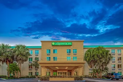 La Quinta Inn & Suites by Wyndham Miami Cutler Bay Hotel berhampiran Staples