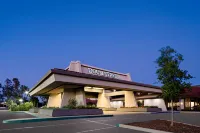 DoubleTree by Hilton Bakersfield Hotels near Forever 21