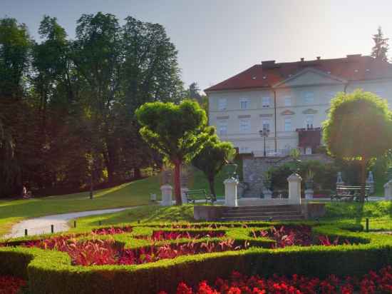 Tromostovje I in Heart of Ljubljana Hotel Exterior