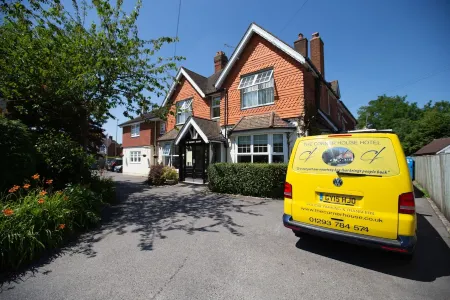 Corner House Hotel Gatwick with Bookable Holiday Parking