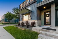 Old Town Modern New Build: Rftp Spa W/ Mtn Views! Hoteles en Fort Collins