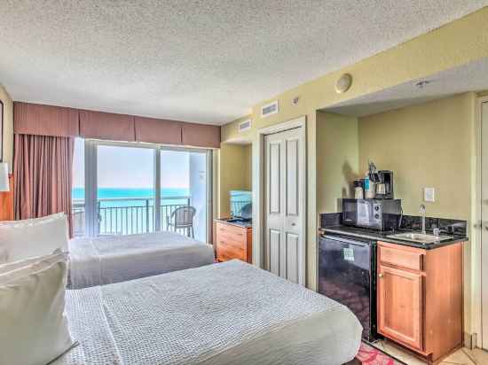 Beachfront Family Condo w/ View & Pool Access Rooms