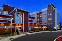 Residence Inn Long Island East End 鄰近Ann Taylor Factory Store的酒店