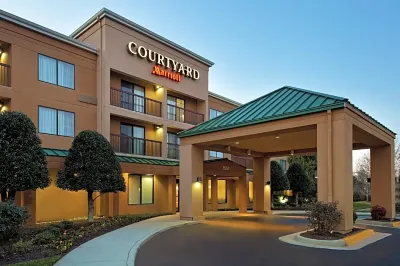 Courtyard Chesapeake Greenbrier Отели рядом с достопримечательностью «Glazenfyre»