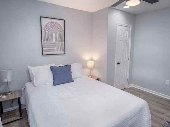 Cozy and Lovely 2Br 1BA Apt#B Near Lively Downtown Rooms