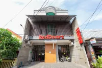 RedDoorz @ Manukan Surabaya Отели в г. Kebomas