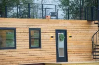 The Honeycomb-Tiny Container Home 12 Min. to Magnolia/Baylor