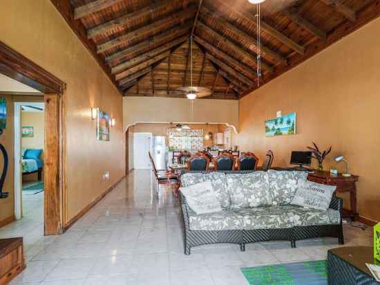 YanceyLargo- 4Br Villa Jacuzzi & Mountain Views by RedAwning Rooms