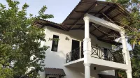 Hotel Sisilthera Hotels near Padaviya Lake