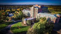 Lansdowne Resort and Spa Hotels in der Nähe von Sunglass Hut