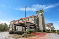 La Quinta Inn & Suites by Wyndham Houston - Magnolia Hotels near George Bush Intercontinental Airport